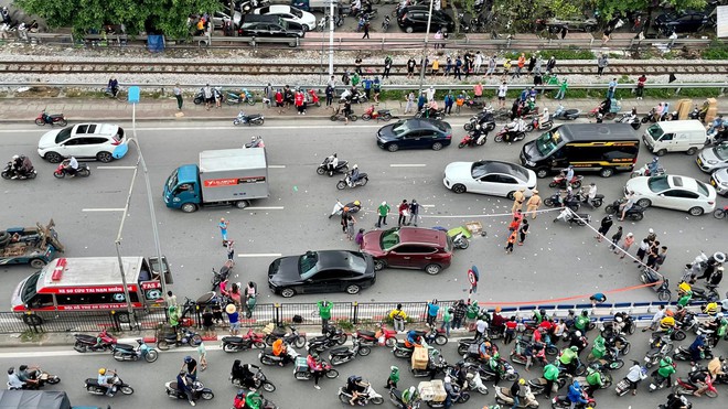 Hà Nội: Tai nạn liên hoàn trên đường Giải Phóng, người điều khiển xe máy tử vong - Ảnh 2.