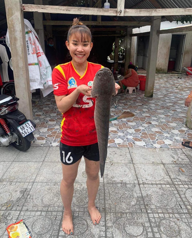 Nhà vô địch SEA Games 31: Chương Thị Kiều lội bùn, tay không bắt cá ở quê - Ảnh 2.