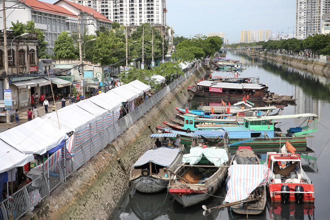 Tuần lễ trái cây của người miền Tây bày bán trên hàng trăm chiếc thuyền, đủ loại hoa quả đặc sản lần đầu người Sài Gòn trải nghiệm - Ảnh 1.