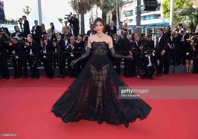 Cannes ngày 11: Hai minh tinh gạo cội khiêu vũ trên thảm đỏ, nữ ca sĩ lộ nội y phản cảm - Ảnh 11.