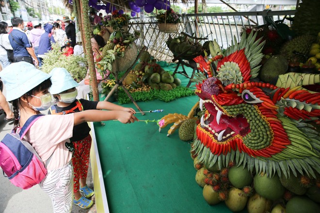 Tuần lễ trái cây của người miền Tây bày bán trên hàng trăm chiếc thuyền, đủ loại hoa quả đặc sản lần đầu người Sài Gòn trải nghiệm - Ảnh 9.