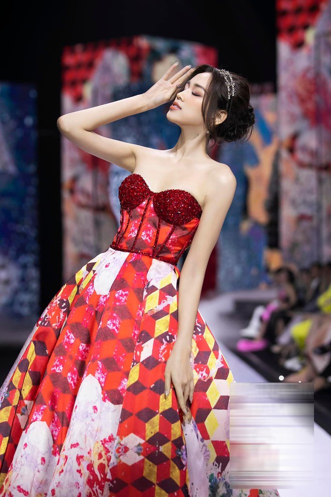 Đỗ Thị Hà mặc váy cúp ngực quyến rũ, đọ thần thái kiêu sa bên Hoa hậu Khánh Vân khi diễn catwalk - Ảnh 3.