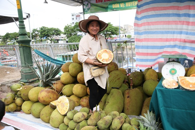 Tuần lễ trái cây của người miền Tây bày bán trên hàng trăm chiếc thuyền, đủ loại hoa quả đặc sản lần đầu người Sài Gòn trải nghiệm - Ảnh 4.