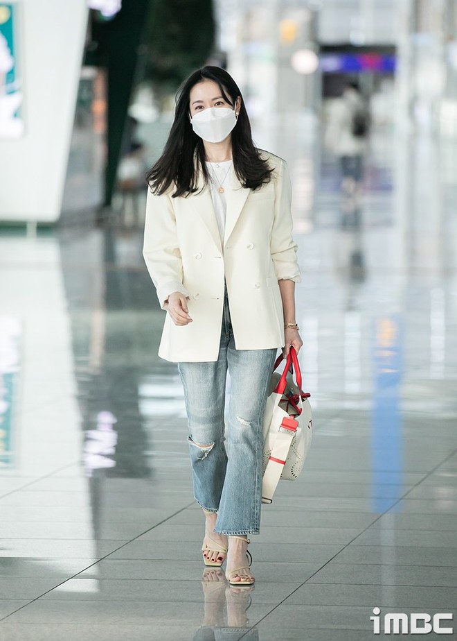 Style sân bay của tường thành nhan sắc Hàn: Song Hye Kyo lép vế hoàn toàn trước "mợ chảnh" - Ảnh 2.