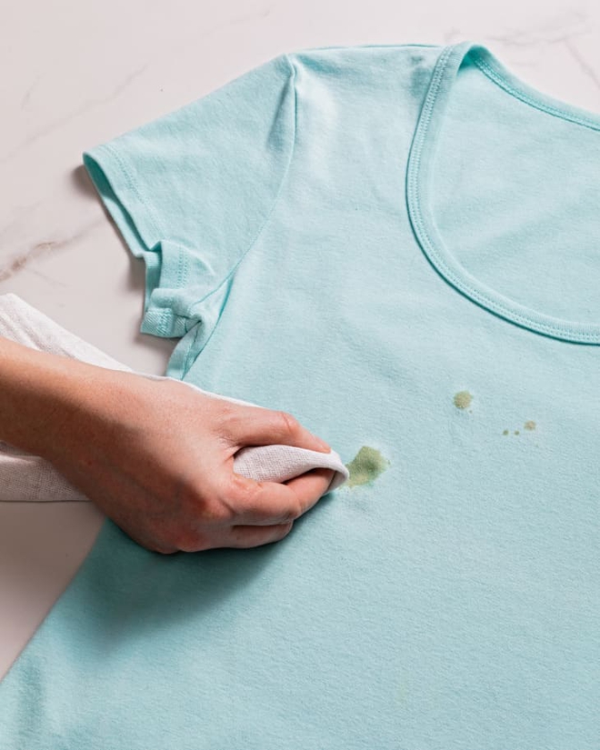 Loại bỏ vết dầu mỡ trên quần áo: 2 cách đơn giản, dễ thực hiện nhưng tác dụng không ngờ - Ảnh 6.