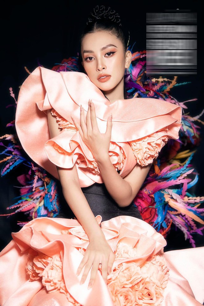 Đỗ Thị Hà mặc váy cúp ngực quyến rũ, đọ thần thái kiêu sa bên Hoa hậu Khánh Vân khi diễn catwalk - Ảnh 5.
