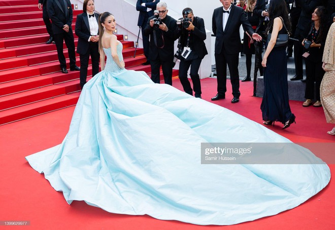 Cannes ngày 11: Hai minh tinh gạo cội khiêu vũ trên thảm đỏ, nữ ca sĩ lộ nội y phản cảm - Ảnh 7.