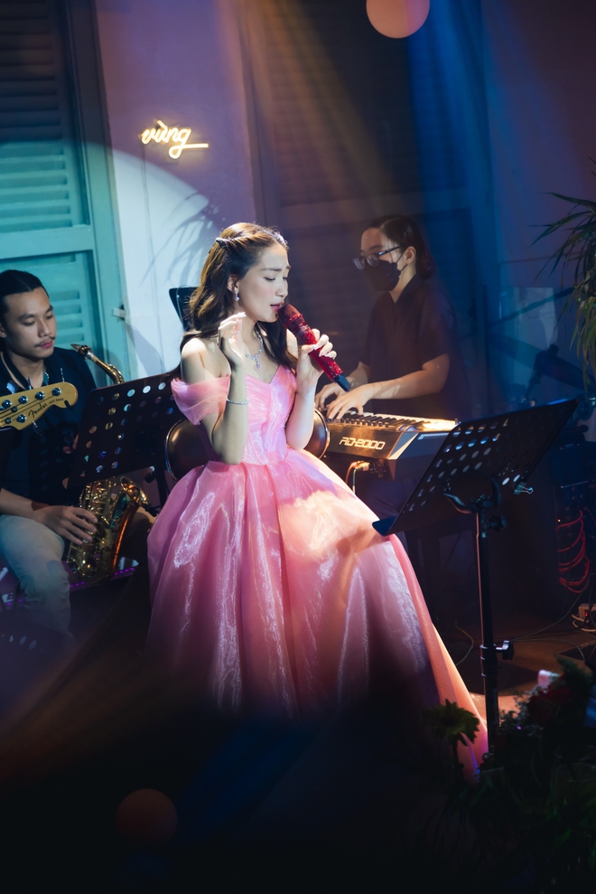 H&ograve;a Minzy đang h&aacute;t Cầu H&ocirc;n th&igrave; cởi bỏ lu&ocirc;n chiếc nhẫn đeo tr&ecirc;n tay, tiết lộ bị vỡ mộng v&agrave; bị lơ đẹp hậu Học Viện Ng&ocirc;i Sao - Ảnh 2.
