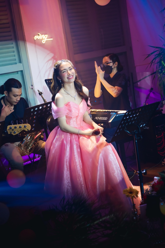 H&ograve;a Minzy đang h&aacute;t Cầu H&ocirc;n th&igrave; cởi bỏ lu&ocirc;n chiếc nhẫn đeo tr&ecirc;n tay, tiết lộ bị vỡ mộng v&agrave; bị lơ đẹp hậu Học Viện Ng&ocirc;i Sao - Ảnh 1.