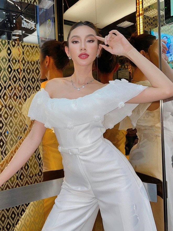 Đỗ Thị Hà mặc áo ba lỗ giản dị vẫn sành điệu, Thuỳ Tiên mặc jumpsuit trễ vai nóng bỏng - Ảnh 4.