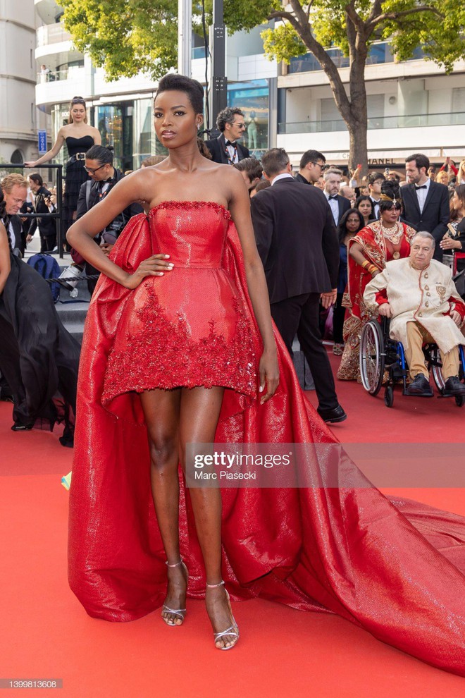 Bế mạc Cannes: Chủ tịch giải Máy quay vàng tạo dáng lố, người đẹp Nga hở bạo nhất thảm đỏ - Ảnh 11.