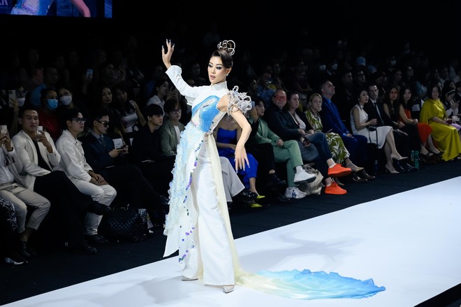 Hoa hậu Tiểu Vy, Á hậu Tường San đọ thần thái kiêu sa khi làm vedette trên sàn catwalk - Ảnh 11.
