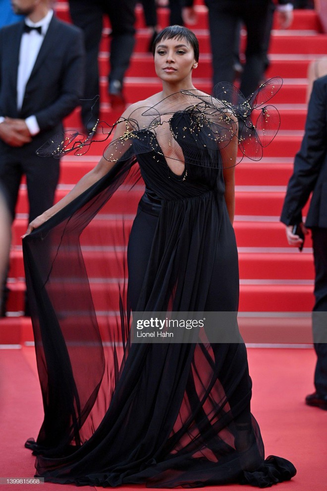 Bế mạc Cannes: Chủ tịch giải Máy quay vàng tạo dáng lố, người đẹp Nga hở bạo nhất thảm đỏ - Ảnh 9.