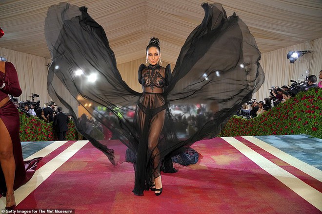  Tổng kết Met Gala 2022: Mặc đẹp thì thưa thớt, mà lên đồ nhạt nhẽo lại nhiều như lá rụng về cội! - Ảnh 5.