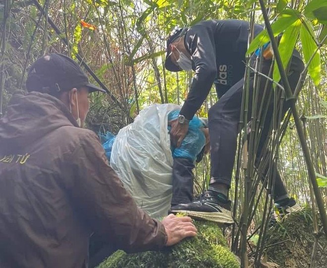 Quảng Ninh: Người phụ nữ ăn lá rừng cầm cự được giải cứu sau 7 ngày ngã xuống vực ở núi Yên Tử - Ảnh 1.