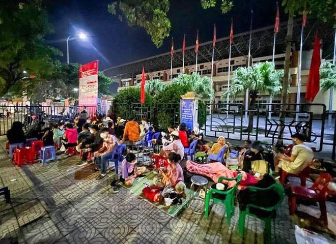 Người h&acirc;m mộ xếp h&agrave;ng, trải chiều trước 11 tiếng chờ mua v&eacute; xem U23 Việt Nam đ&aacute; SEA Games 31 - Ảnh 1.