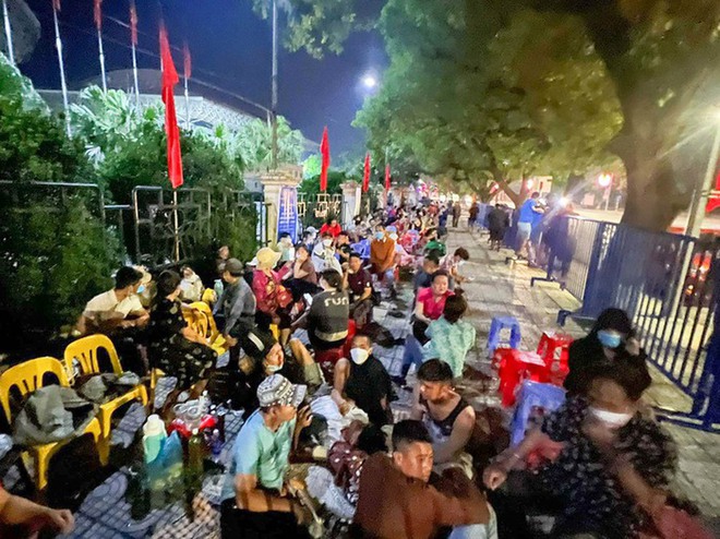 Người h&acirc;m mộ xếp h&agrave;ng, trải chiều trước 11 tiếng chờ mua v&eacute; xem U23 Việt Nam đ&aacute; SEA Games 31 - Ảnh 2.