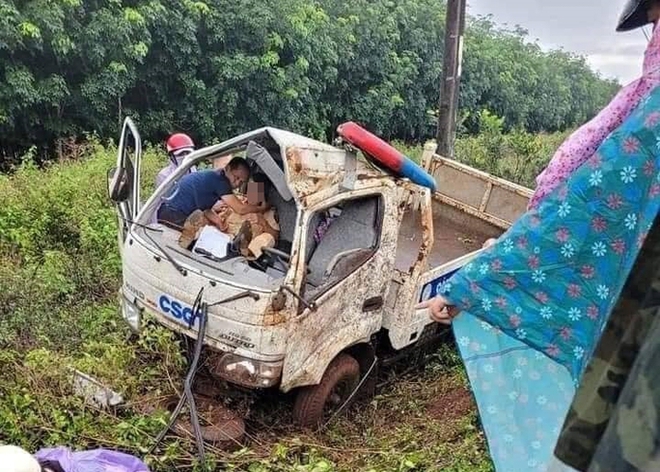 Xe chuy&ecirc;n dụng CSGT nổ lốp khiến một c&aacute;n bộ trọng thương - Ảnh 1.