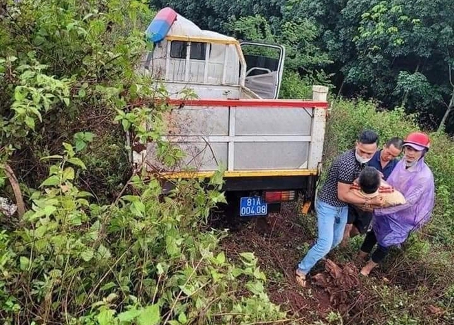 Xe chuy&ecirc;n dụng CSGT nổ lốp khiến một c&aacute;n bộ trọng thương - Ảnh 2.