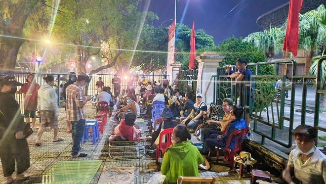 Thức trọn cả đ&ecirc;m, đội nắng chen ch&acirc;n mua v&eacute; xem U23 Việt Nam thi đấu tại SEA Games - Ảnh 1.