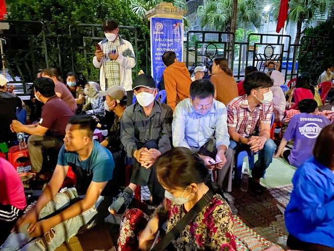 Thức trọn cả đêm, đội nắng chen chân mua vé xem U23 Việt Nam thi đấu tại SEA Games - Ảnh 2.