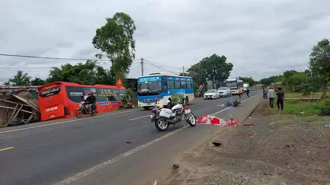 Tai nạn liên hoàn trên đường Hồ Chí Minh, sập nhà dân, 3 người thương vong  - Ảnh 1.