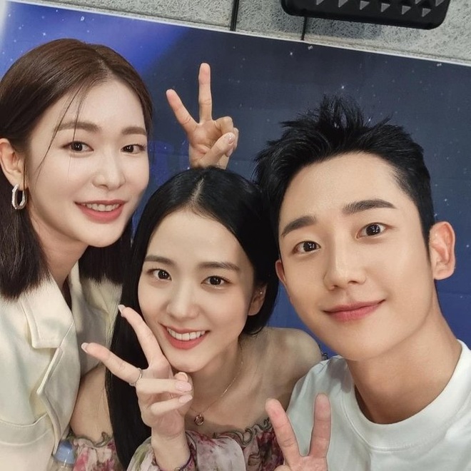 Jisoo (BLACKPINK) và Jung Hae In bất ngờ tái ngộ sau Snowdrop, visual đẹp ngất người nhưng chuyện gì đây? - Ảnh 1.