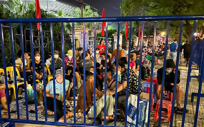 Người h&acirc;m mộ xếp h&agrave;ng, trải chiều trước 11 tiếng chờ mua v&eacute; xem U23 Việt Nam đ&aacute; SEA Games 31 - Ảnh 3.