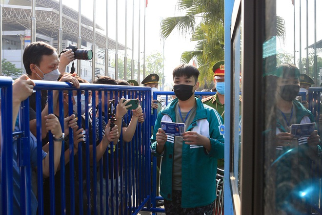Thức trọn cả đêm, đội nắng chen chân mua vé xem U23 Việt Nam thi đấu tại SEA Games - Ảnh 6.