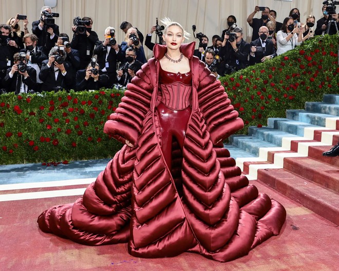 Thảm đỏ Met Gala 2022: Kim Kardashian mượn váy 5 triệu đô của Marilyn Monroe, Kendall khoe lông mày tàng hình, Kylie gây thất vọng - Ảnh 6.