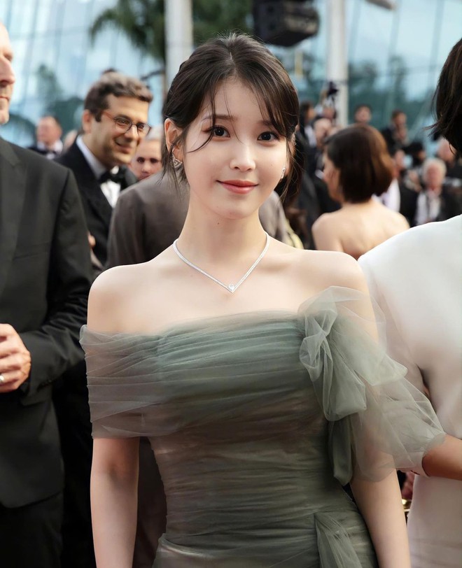 2 days of IU in Cannes: Welcome to the class of the most beautiful Korean beauties of all time, at the end of the day, all defects are revealed because of the matching dress - Photo 4.