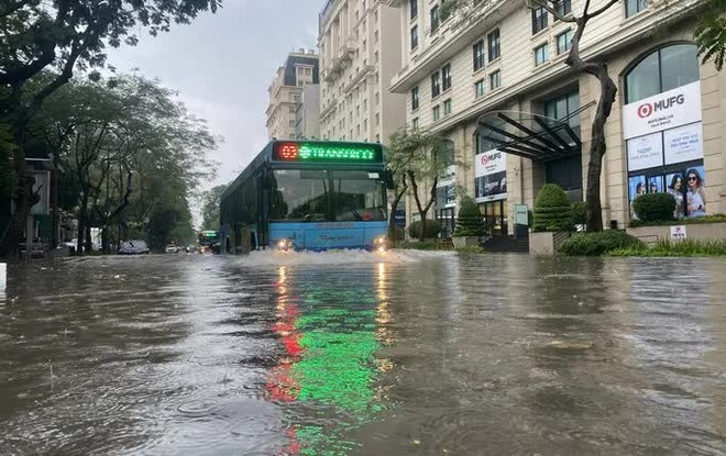 Nguyên nhân mưa lớn gây ngập kỷ lục ở Hà Nội trong vòng 36 năm qua  - Ảnh 1.