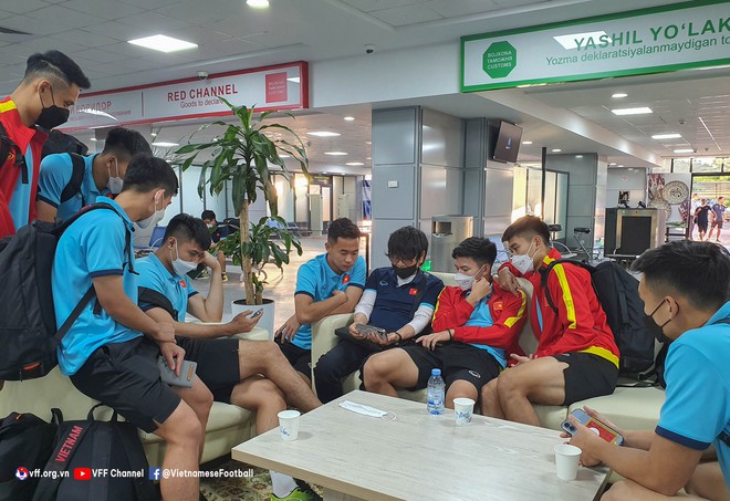 ĐT U23 Việt Nam đã có mặt tại Tashkent, sẵn sàng cho cuộc hành trình mới - Ảnh 4.