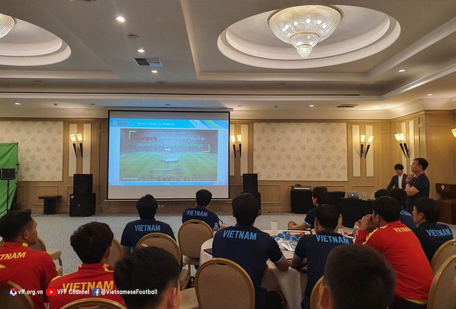 U23 Việt Nam học xử lý tình huống gây tranh cãi, cầu thủ thừa nhận chưa quen chiến thuật mới - Ảnh 2.