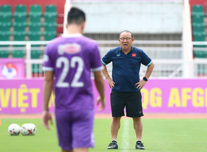 HLV Park Hang-seo thể hiện kỹ năng điêu luyện khiến các học trò trầm trồ - Ảnh 4.