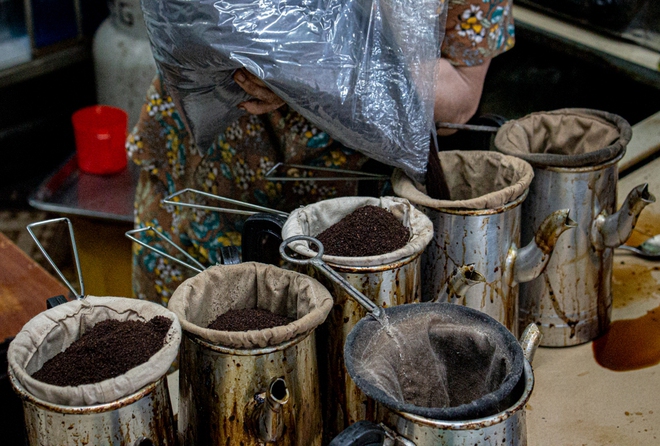 Quán cà phê vợt cuối cùng ở Biên Hòa: Chốn đi về của khách ruột suốt 35 năm - Ảnh 2.