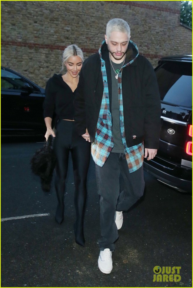 Kim Kardashian g&acirc;y sốc khi t&aacute;i xuất với vẻ ngo&agrave;i gầy g&ograve; b&ecirc;n bạn trai - Ảnh 3.