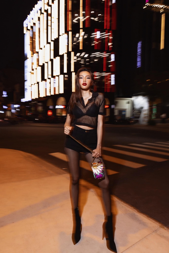 Hoa hậu Thùy Tiên diện mốt khoe nội y nóng bỏng trong loạt ảnh dạo phố cực chất - Ảnh 6.