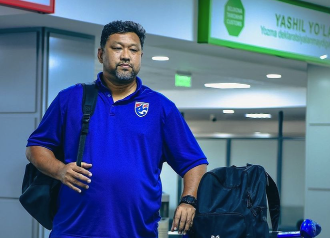 HLV U23 Th&aacute;i Lan nổi n&oacute;ng khi vừa đặt ch&acirc;n đến Uzbekistan - Ảnh 1.
