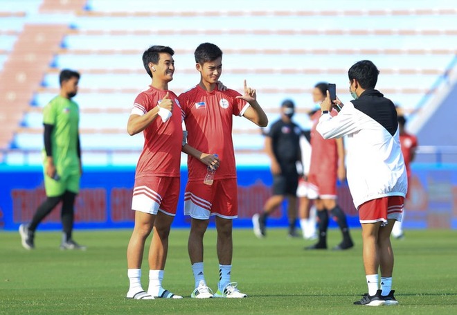 Cầu thủ U23 Philippines th&iacute;ch th&uacute; chụp ảnh khi tham quan s&acirc;n vận động Việt Tr&igrave; - Ảnh 1.