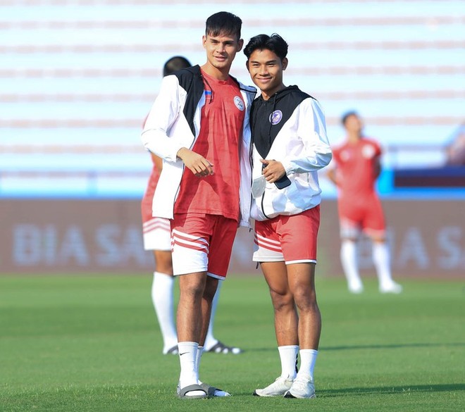 Cầu thủ U23 Philippines th&iacute;ch th&uacute; chụp ảnh khi tham quan s&acirc;n vận động Việt Tr&igrave; - Ảnh 4.