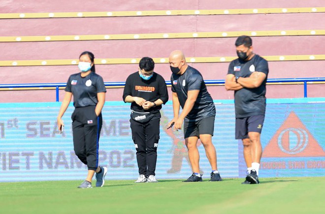 Cầu thủ U23 Philippines th&iacute;ch th&uacute; chụp ảnh khi tham quan s&acirc;n vận động Việt Tr&igrave; - Ảnh 5.