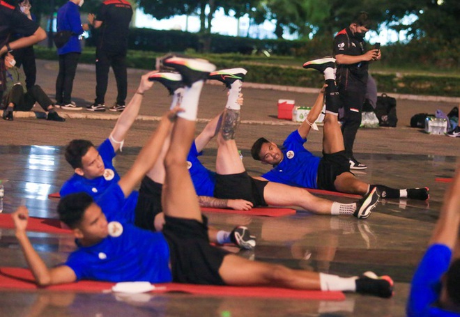 U23 Indonesia tập buổi đầu ti&ecirc;n tr&ecirc;n s&acirc;n gạch ở quảng trường cạnh kh&aacute;ch sạn - Ảnh 6.