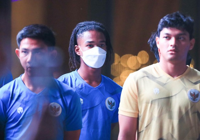 U23 Indonesia tập buổi đầu ti&ecirc;n tr&ecirc;n s&acirc;n gạch ở quảng trường cạnh kh&aacute;ch sạn - Ảnh 10.