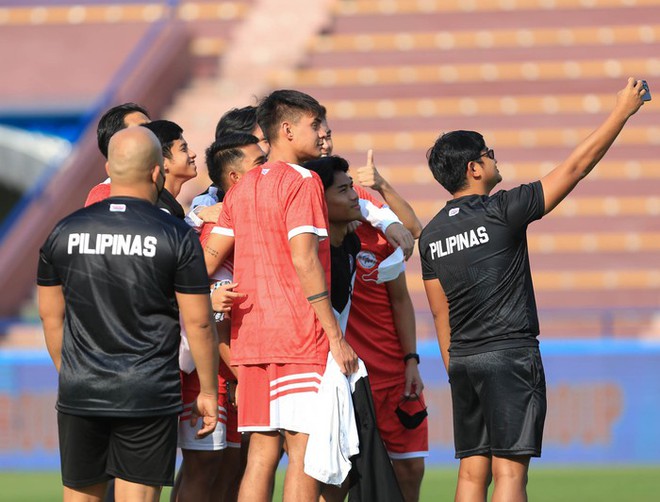 Cầu thủ U23 Philippines th&iacute;ch th&uacute; chụp ảnh khi tham quan s&acirc;n vận động Việt Tr&igrave; - Ảnh 10.
