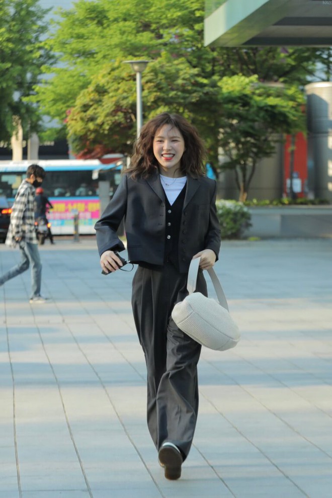 Wendy (Red Velvet) để kiểu t&oacute;c b&agrave; c&ocirc; nhưng lại được netizen khen ngợi hết lời v&igrave; visual tươi tắn như nước tr&aacute;i c&acirc;y - Ảnh 2.