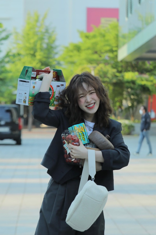 Wendy (Red Velvet) để kiểu t&oacute;c b&agrave; c&ocirc; nhưng lại được netizen khen ngợi hết lời v&igrave; visual tươi tắn như nước tr&aacute;i c&acirc;y - Ảnh 4.