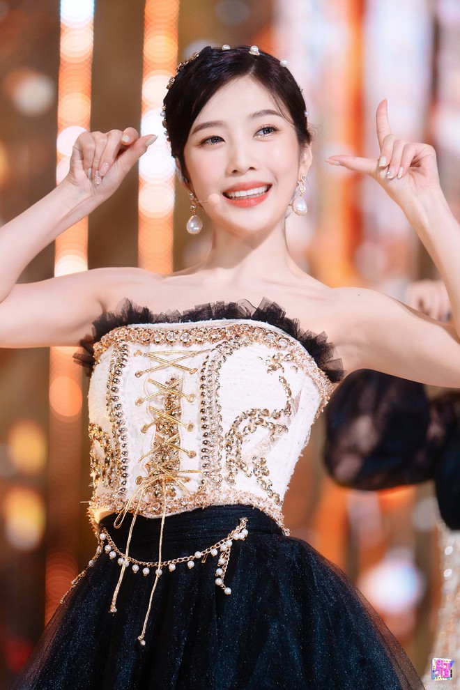Cô dâu nhảy vũ điệu bắn hoa giấy của Joy (Red Velvet) trong ngày cưới khiến netizen nô nức đòi bắt trend - Ảnh 3.