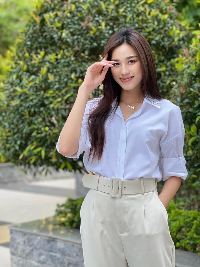 Chẳng váy áo lồng lộn, Đỗ Thị Hà diện sơ mi trắng tới trường thi vẫn gây bão MXH vì visual xinh xỉu - Ảnh 1.