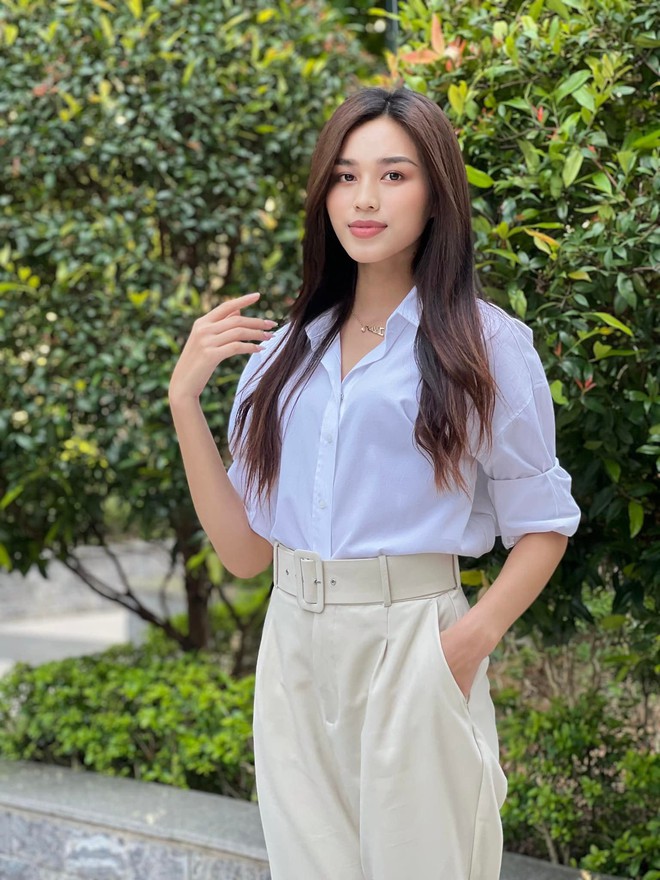 Chẳng váy áo lồng lộn, Đỗ Thị Hà diện sơ mi trắng tới trường thi vẫn gây bão MXH vì visual xinh xỉu - Ảnh 1.